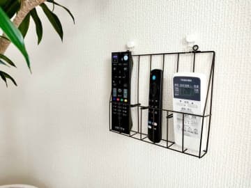 【セリア】リモコンの定位置管理に大活躍！たった1分でできるワイヤーレターラックの超簡単DIY！