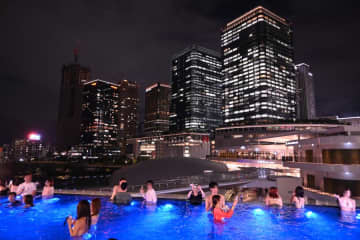 「うめきた」初めての夏…夜景を涼しく望むナイトプールが話題に