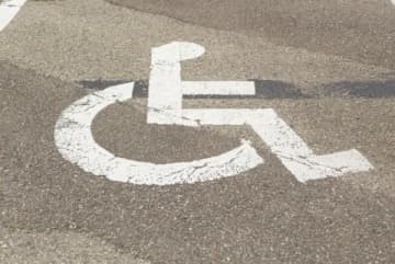障害者用駐車スペース、残り「ラスト1台」なら誰でも使っていい？　国交省の見解は