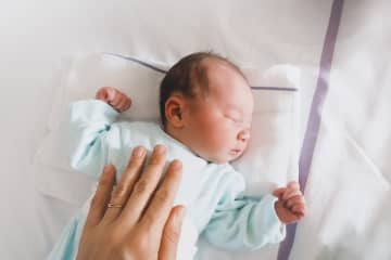 国の予想より「14年」も早く、出生数が70万人割れ！ 今の生活では実感がわかないけど…… 将来、何が起こるの？