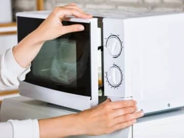 電子レンジに"寿命"があるって知ってた？買い替えサイン＆長持ちするお手入れ方法