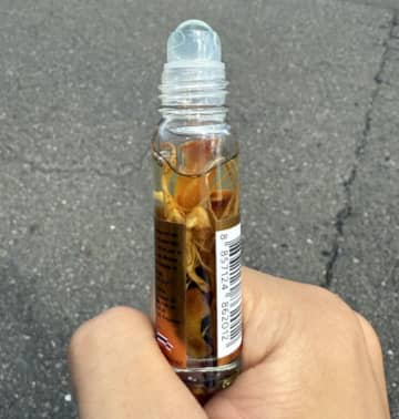 透明な中にナニかいる…ホラーかと思ったら神アイテム！？虫か薬草か…謎の浮遊物入り、タイの虫刺され薬が賛否爆発