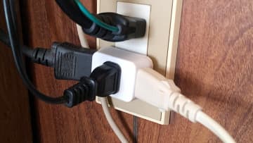火災事故の8割がコードの劣化！見逃しがちな“5つのチェックポイント”とは？