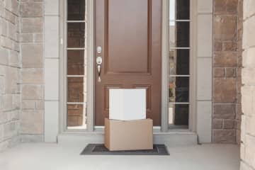 「置き配で頼んだ荷物」が盗まれた！ 盗難されても“自己責任”？ お金はもう「戻ってこない」のでしょうか？ 万一の対応・補償を確認