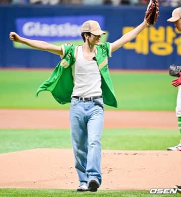 【PHOTO】LUN8 ジュヌ、始球式に登場…力強い投球