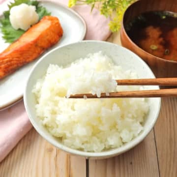 【お米を炊くときはアレ入れて！】「冷めてもやわらかい」「期待以上」いつものご飯がワンランクアップする裏技