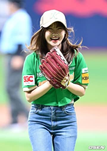 【PHOTO】元Weki Meki チェ・ユジョン、始球式に登場…可愛らしい笑顔