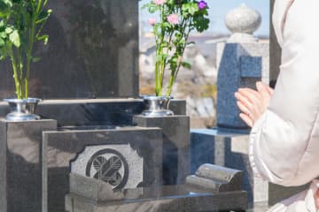 お墓参りに行ってはいけない日はある？避けるべき時間帯とマナーを解説