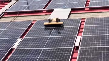 清掃ロボットが太陽光発電所で活躍　中国湖北省咸寧市
