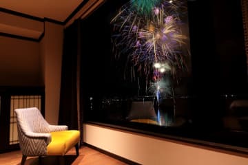 諏訪湖の夜空を彩る花火大会は8/15だけじゃない！夏から秋までの3つの花火イベントを部屋･露天風呂･湖畔などから鑑賞できる宿を紹介