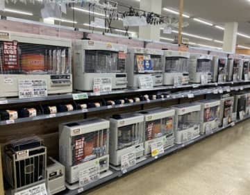 炎天下なのに…ストーブ販売開始！北海道では冬支度？季節感バグる売場に「こっちはエアコンフル稼働なのにw」ツッコミ殺到