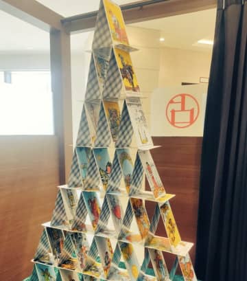 暇すぎて爆誕！占い師が築いたタロットタワーの完成度がレベチだった件　占い師が魅せた占術外スキルが爆発
