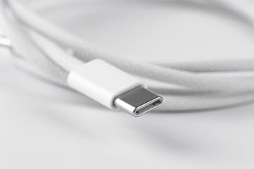 USB-Cケーブルでうまく充電できない…それ、端子クリーニングで直るかも