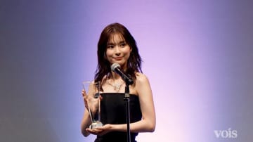 【動画】芳根京子、ジュエリー賞　『めおと日和』撮影中に受賞を聞き驚き　ビスチェコーデで授賞式