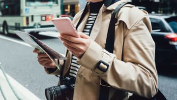 旅好き50代以上の9割がスマホ活用！でも“あのトラブル”には要注意？
