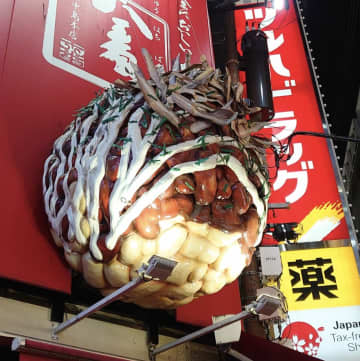これ、本当にたこ焼き…？大阪に現れた『巨大モンスター』の正体に騒然。「ホラー映画のボス感」がヤバいと話題。
