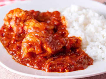 「手羽元がトロトロにーー！？」鶏の旨みが染みる【極上カレー】ホロホロすぎて飲めちゃう……。