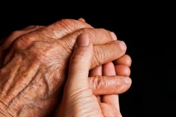 70代の父は「年金月7万円」で生活しています。「生活費を援助してほしい」と言われたのですが、受けられる“支援制度”はありますか？