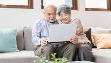 悔やんでいます…〈年金月38万円〉〈貯金6,000万円〉夫婦どちらも元公務員の60代“年金パワーカップル”定年後わずか2年で「口座から3,000万円が消えた」ワケ【CFPの助言】