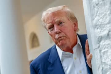 トランプ、ホワイトハウスのローズガーデンを全く違う姿に変える。芝生がはがされ舗装に【ビフォーアフター】