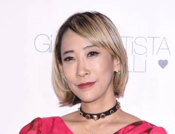 蜷川実花、花火が消えゆく瞬間を撮影。刹那の美に「こういった撮り方もあるんだ」「幻想的」
