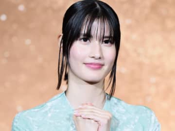 橋本愛、美しいうなじあらわのオフショが話題「妖艶な美しさにうっとりしちゃいました」