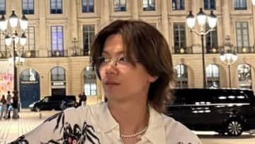 「パリがお似合いな貴公子」神宮寺勇太 花の都でのクールなオフショット公開！ヴィンテージシャツでたたずむ姿に「やっぱり王子様」「夜景とじんくん最高」