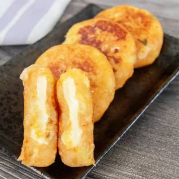 【じゃがいも買ったら絶対作って！】「出した瞬間、あっという間になくなった」キムチとチーズのいももちレシピ