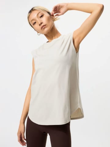 ユニクロ『伝説級ノースリーブTシャツ』、「肩のマッチョ感が出ない」と口コミで絶賛!!売り切れ前に絶対欲しい、その驚きの理由を調査