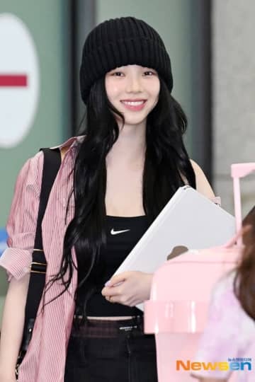 【PHOTO】aespaのKARINA「KCON LA 2025」を終えて韓国に帰国…キュートなリュックを背負って登場（動画あり）