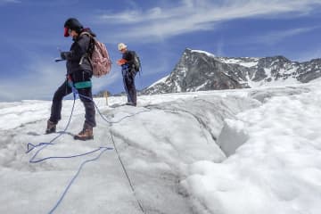 氷河の観測に「光ファイバー」、災害予知の切り札となるか