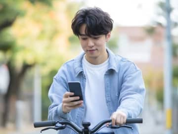自転車「ながらスマホ」は1万2000円の反則金に！ 高校生も対象の「青切符制度」主な反則金の額は？