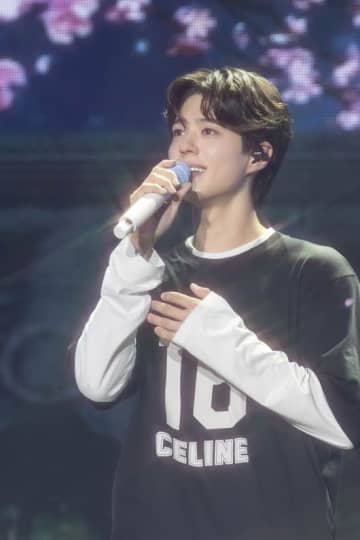 パク・ボゴム、IU＆ホ・ソンテら豪華ゲストが登場！韓国ファンミーティングで涙も「いつも傍にいる」