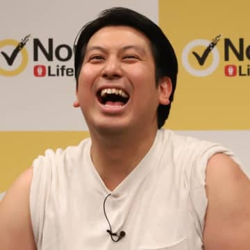 「花火より唐揚げ」ジャンボたかおのパワフルショットに衝撃⇒「夏の思い出が凝縮されすぎ」「ソシャゲのサポートカード」