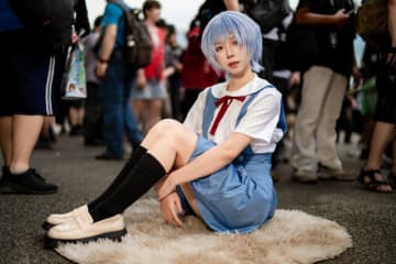 【コスプレ】「エヴァ」綾波レイの透明感あふれる美貌に目が離せない！台湾美女の制服姿が夏を感じるエモさ【写真7枚】