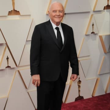 アンソニー・ホプキンス、SKIMS着用でユーモア炸裂の「ディナー招待」