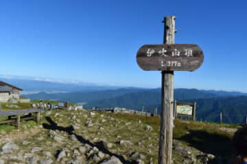 夏の思い出に滋賀県最高峰にチャレンジ！【家族で登ろう伊吹山！夏山キャンペーン】山頂で撮影して景品プレゼント♪
