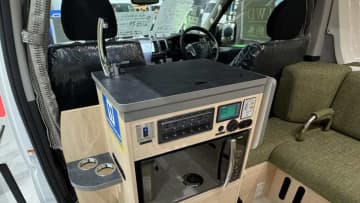 かなり斬新「走るホテル」が手に入る時代。正直キャンピングカーの域を超えてる、極上スイートルーム。