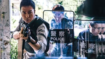 ドニー・イェン　銃を構えて鋭い眼光　英国式ウィッグをつけた検察官姿も　「プロセキューター」場面写真