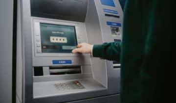 親から「あなたの口座に毎年100万円ずつ入れておくね」と言われました。これって“贈与税”の対象になりますか？