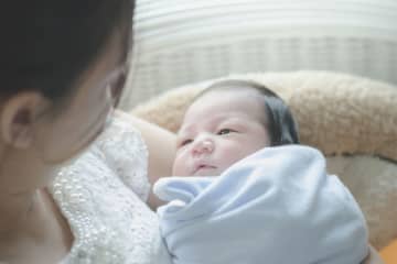 地方在住の友人が「出産費用は0円だった」と言っていましたが、都内在住の私は支払額20万円！地域により出産育児一時金の額が違うのですか？