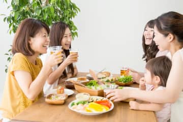 ママ友とのランチは、いつも「2000円」以上！ 家計的にキツイのですが「ファミレス」を提案するのはアリですか？ 物価高の今の“ランチ代の相場”も確認