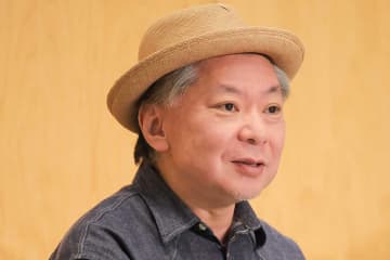 鈴木おさむ氏、旅行先で前歯がポロッ「小さなピンチ」　ネットは驚き「これ程人相が変わるって」