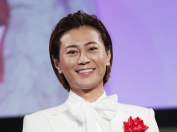 氷川きよし、涼しげな水着姿を披露「日焼け止めたっぷり塗ってプールにドヴォーン」