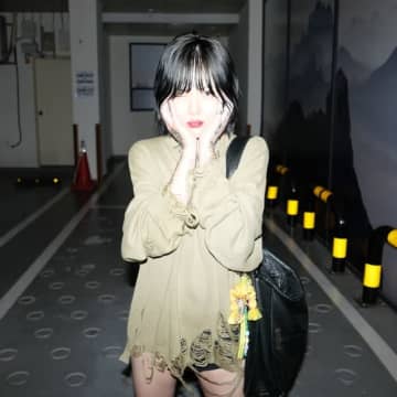 キム・ヒョナ、両腕いっぱいのタトゥーに注目…キュートなポーズでアピール