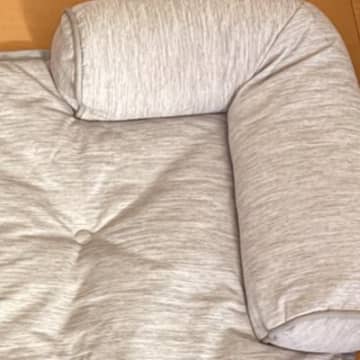 暑すぎる夏、猫用の『ひんやりマット』を新調した結果…思わず笑っちゃう『愛猫の行動』に4万1000いいね「お、お客様ああ」「あるあるｗ」