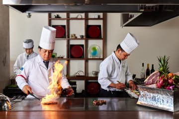 【食べ放題ニュース】沖縄で「最強ランチビュッフェ」！黒毛和牛ステーキ＆イセエビも好きなだけ、しかも飲み放題付きは神!!