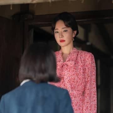 『おつかれさま』『呑金』で鮮烈な印象を残した女優オム・ジウォンの“堅実な素顔”【インタビュー】