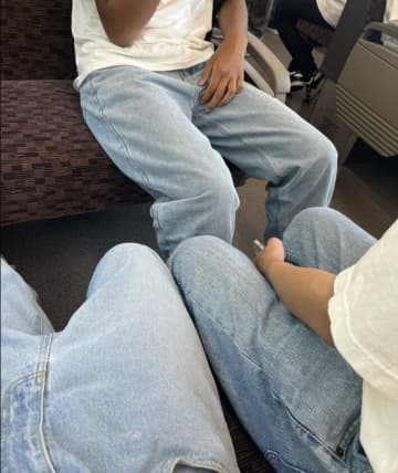 どうしてこうなった…角度によっては同一人物！？電車に現れた白Tジーンズ3人組の完全一致が笑いと癒しを呼ぶ