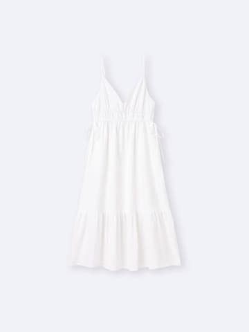 【GUの990円白ワンピ】がかなり優秀！ 夏 → 秋まではこう着る！「着回しコーデ」